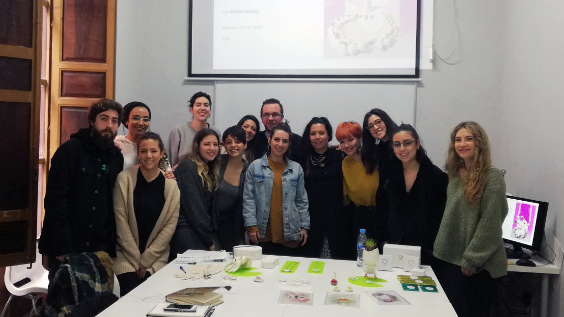 Estudiantes con Maya Vergel tras la conferencia de esta mañana