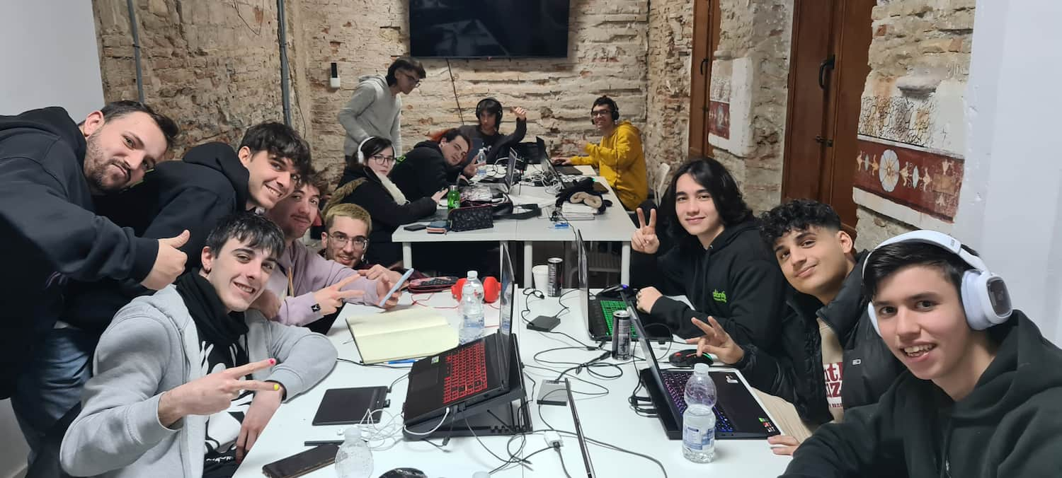 grupos trabajando game jam