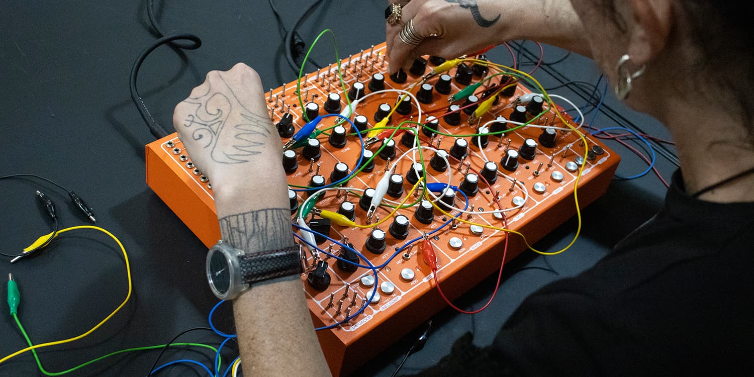 Chica usando mesa de sonido