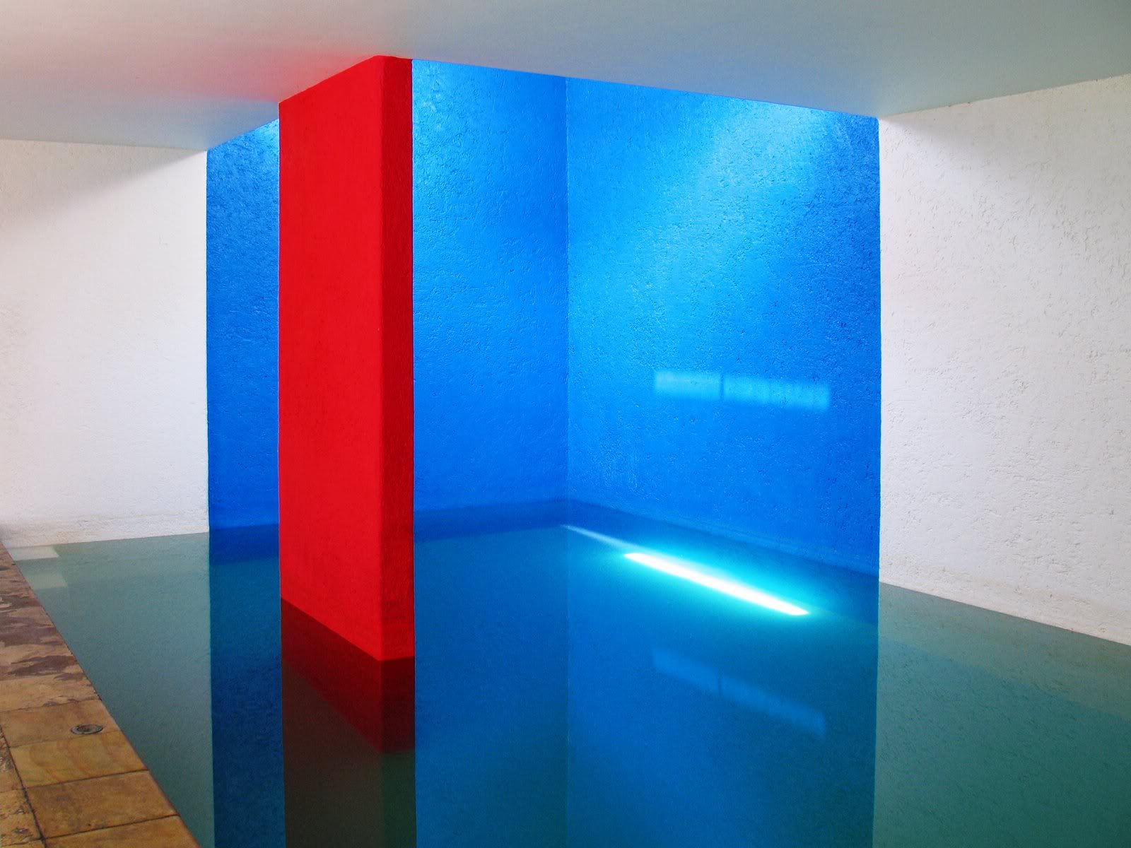 Interior con paleta poli cromática realizada por el Arquitecto Luis Barragán Image available from: http://i247.photobucket.com/albums/gg125/Jerome_Morrow/barragan/Casa_Gilardi.jpg Interior con paleta poli cromática realizada por el Arquitecto Luis Barragán