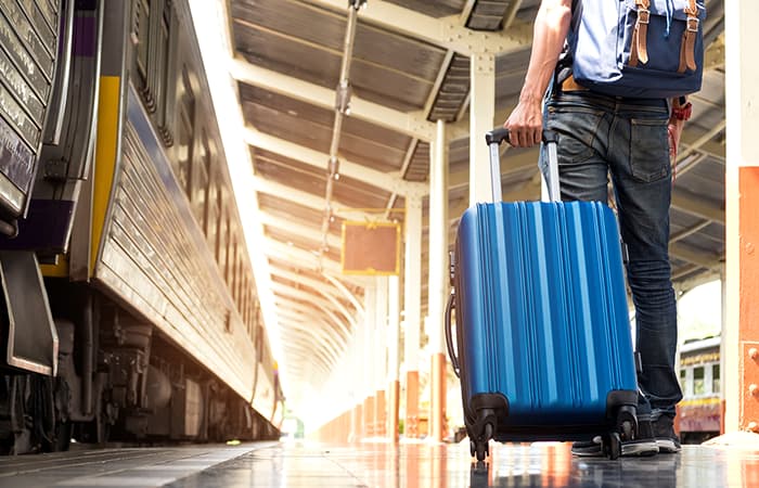 Mujer con maleta - traslado de expediente a ESADA