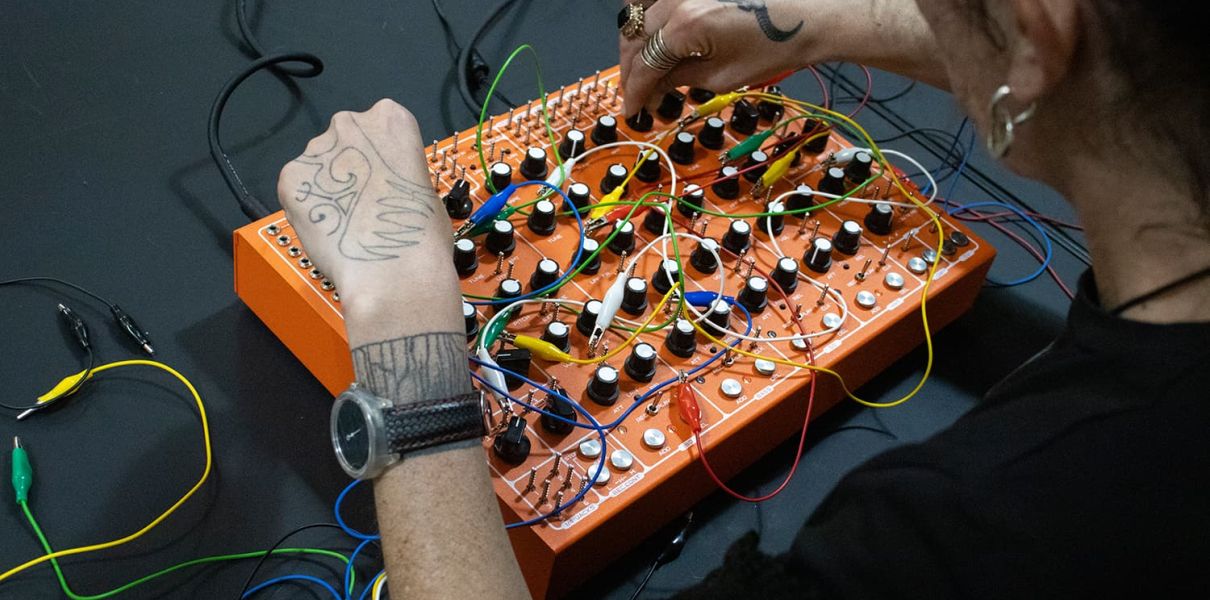 Chica usando mesa de sonido