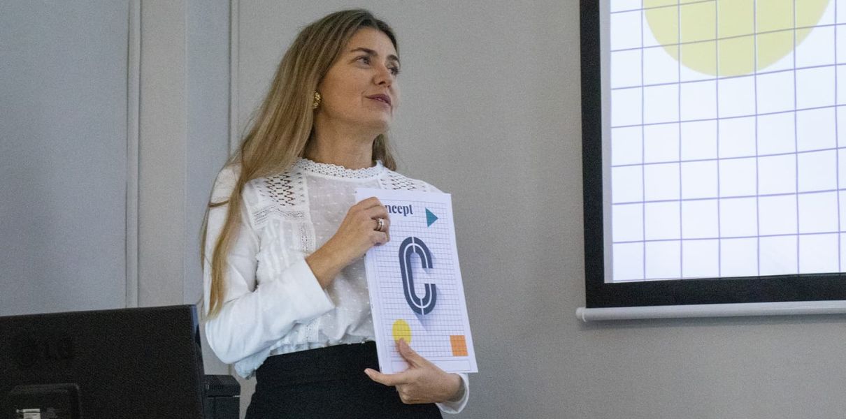 Directora de la Revista Concept con la revista
