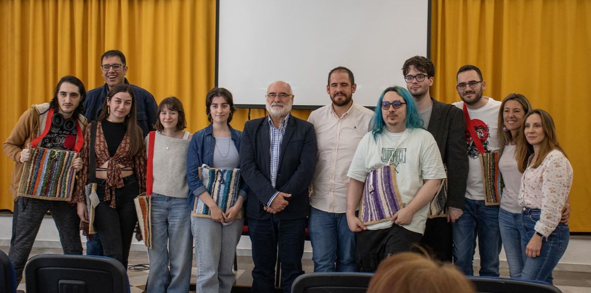 Foto de alumnos de ESADA junto con representantes de La Alpujarra granadina
