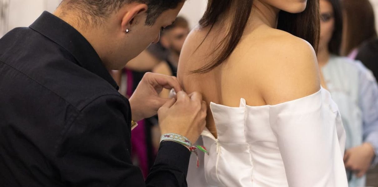 Alumno arreglando su look antes de la pasarela