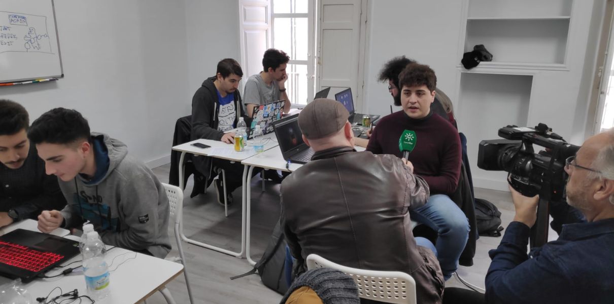 Un reportero de Canal Sur entrevista a los participantes de la Global Game Jam Granada