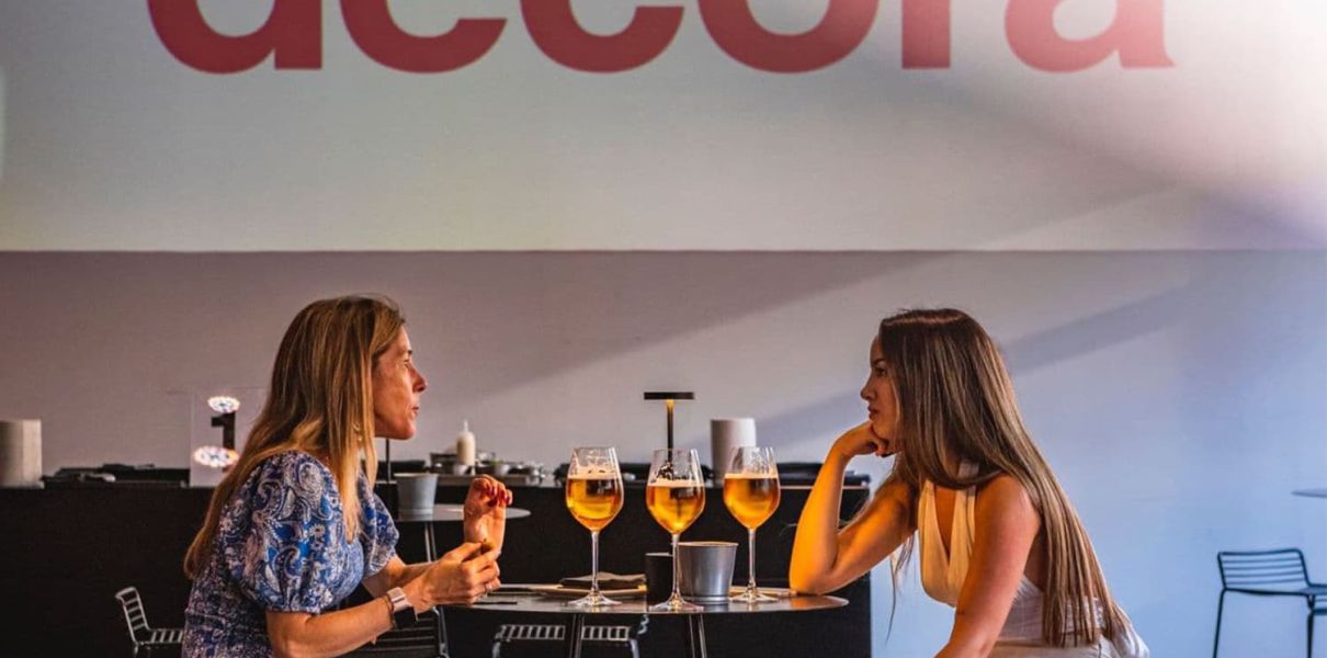 La directora del centro y Fátima hablando